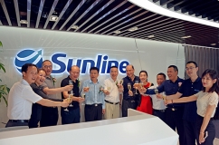 以点到面强力辐射 巅峰国际官网科技上海平台运营中心今日挂牌成立