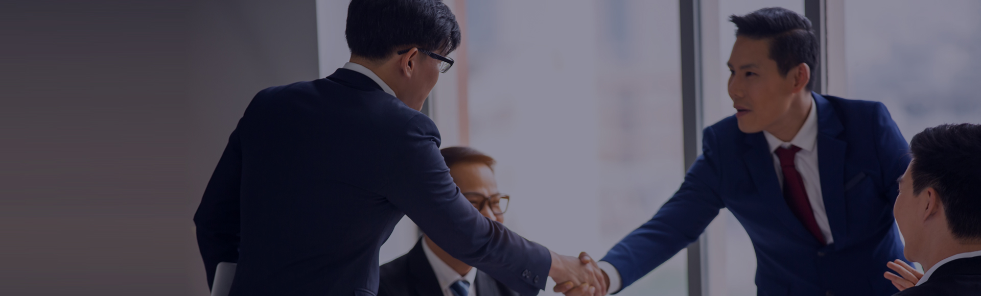 我们襟怀鸿鹄之志
但愿以盛开融合的心态，，，，，，，，和你一路预感将来！